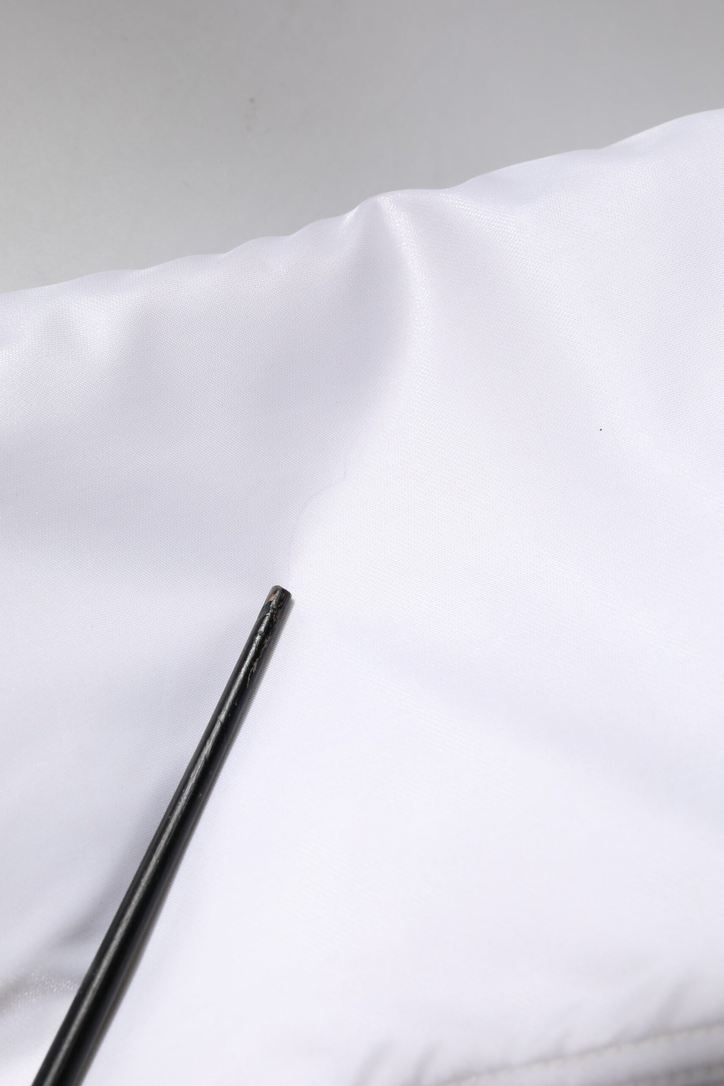 Dolce & Gabbana – Kurze Bomberjacke aus weißem Nylon mit durchgehendem Reißverschluss