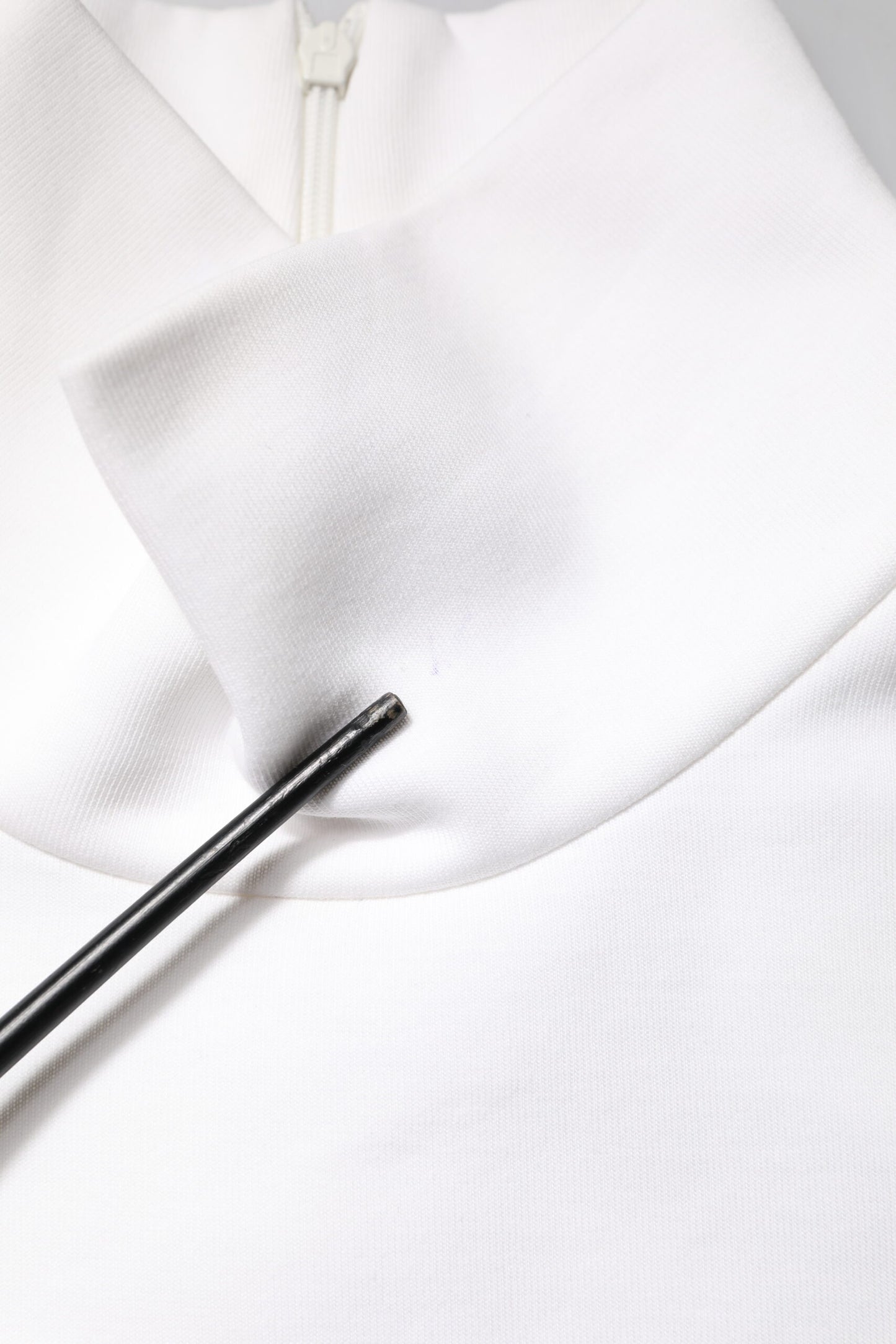 Dolce & Gabbana – Weißes T-Shirt aus Baumwolle mit Rollkragen und DG-Applikation