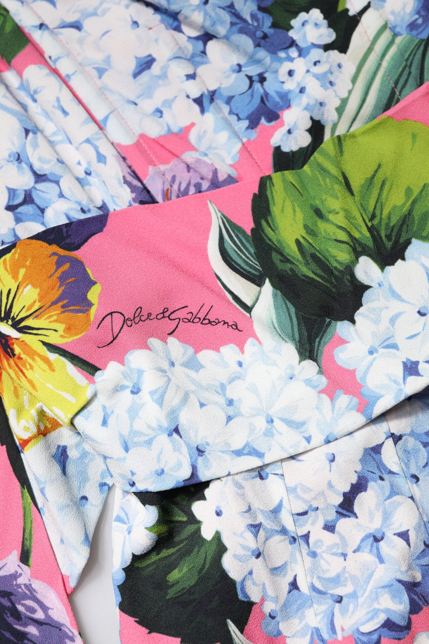 Dolce & Gabbana – Mehrfarbiges, plissiertes Etui-Midikleid mit Blumenmuster