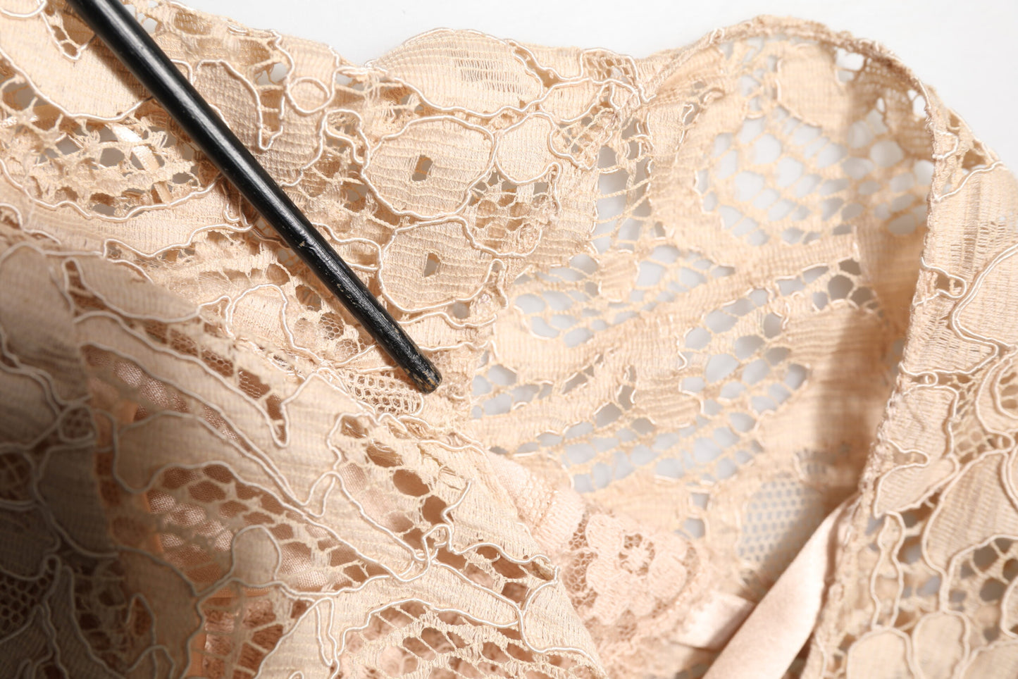 Dolce & Gabbana Beiges ärmelloses Etuikleid aus floraler Spitze