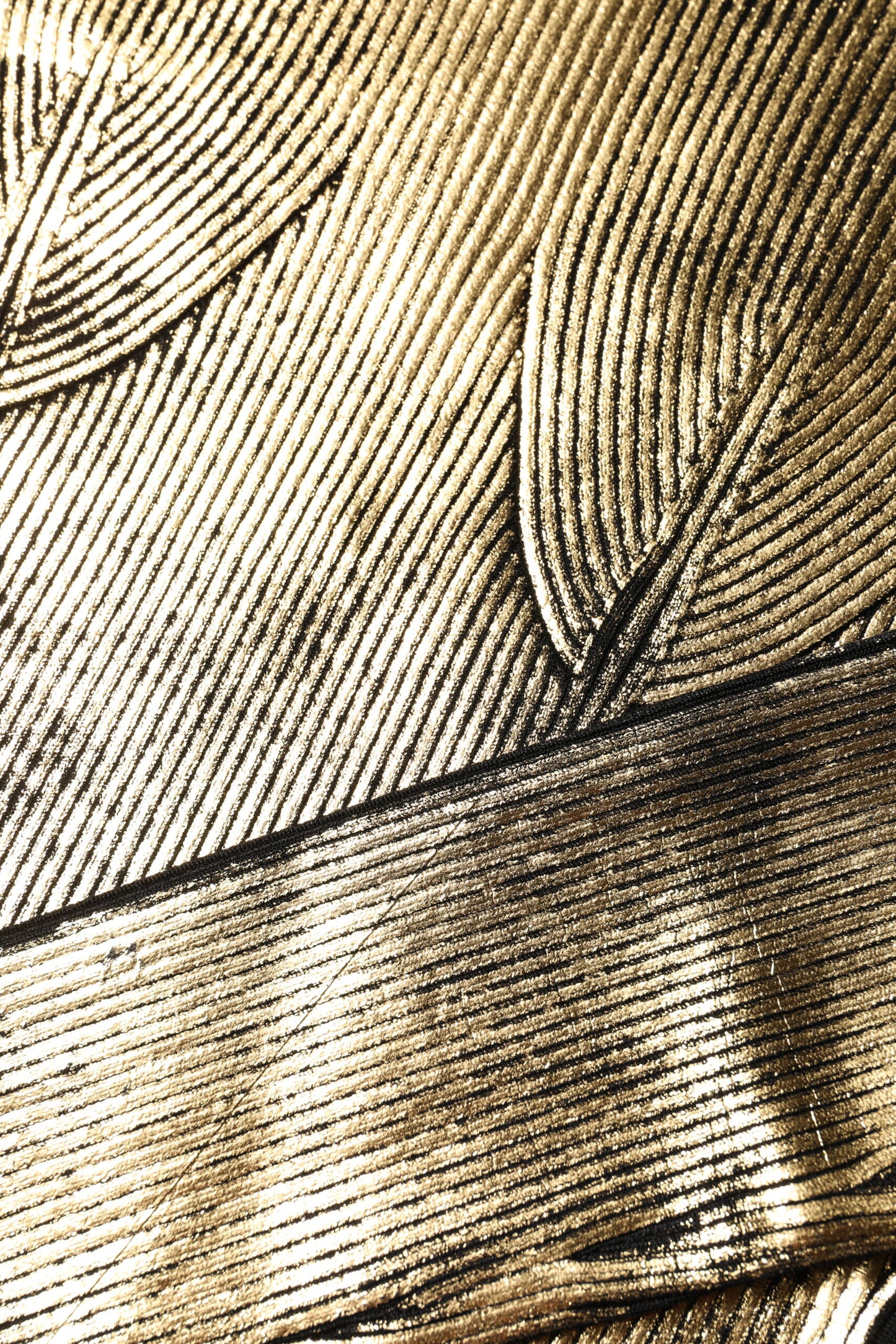 Dolce & Gabbana Goldenes Pullover-Oberteil mit Rundhalsausschnitt und langen Ärmeln