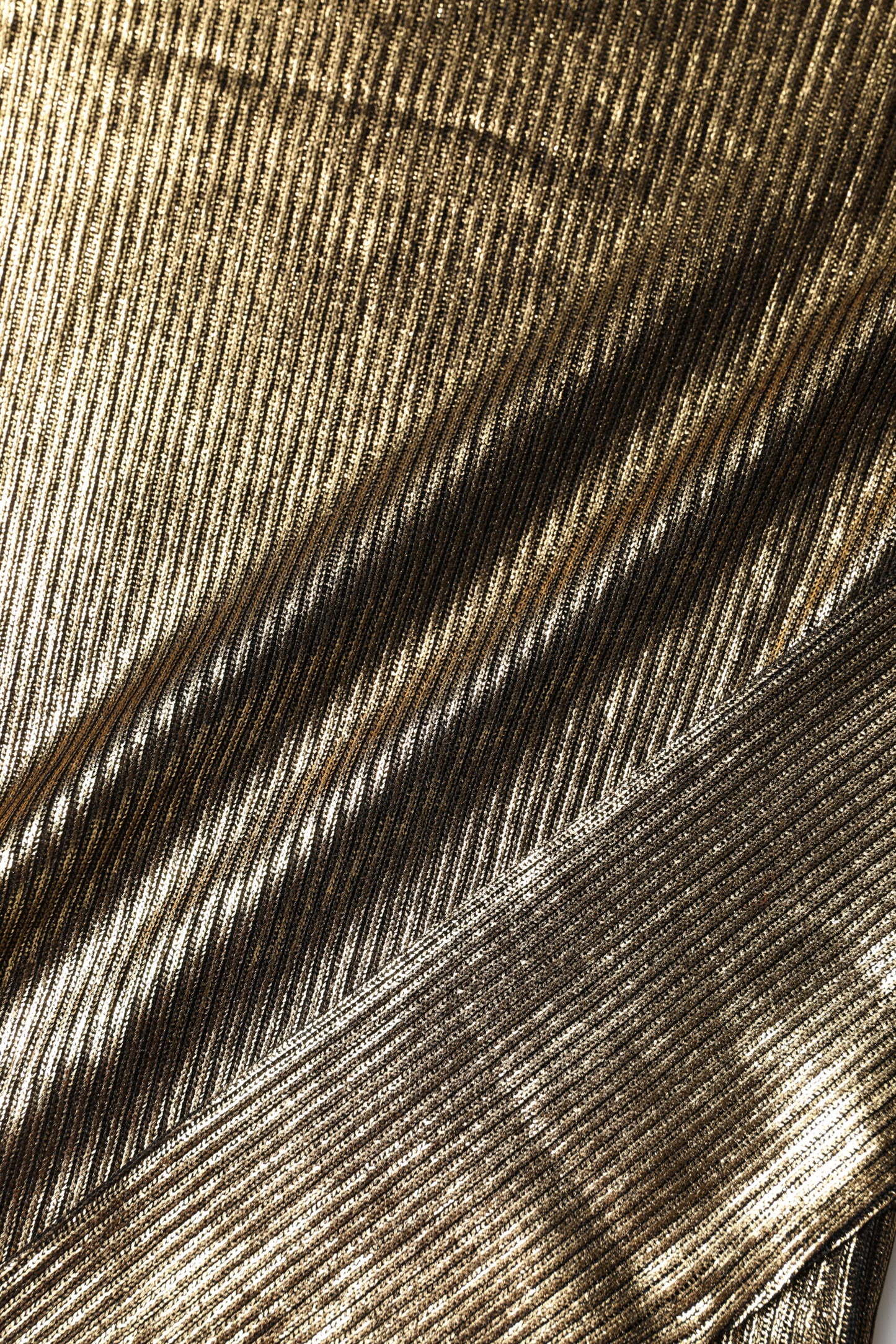 Dolce & Gabbana Goldenes Pullover-Oberteil mit Rundhalsausschnitt und langen Ärmeln