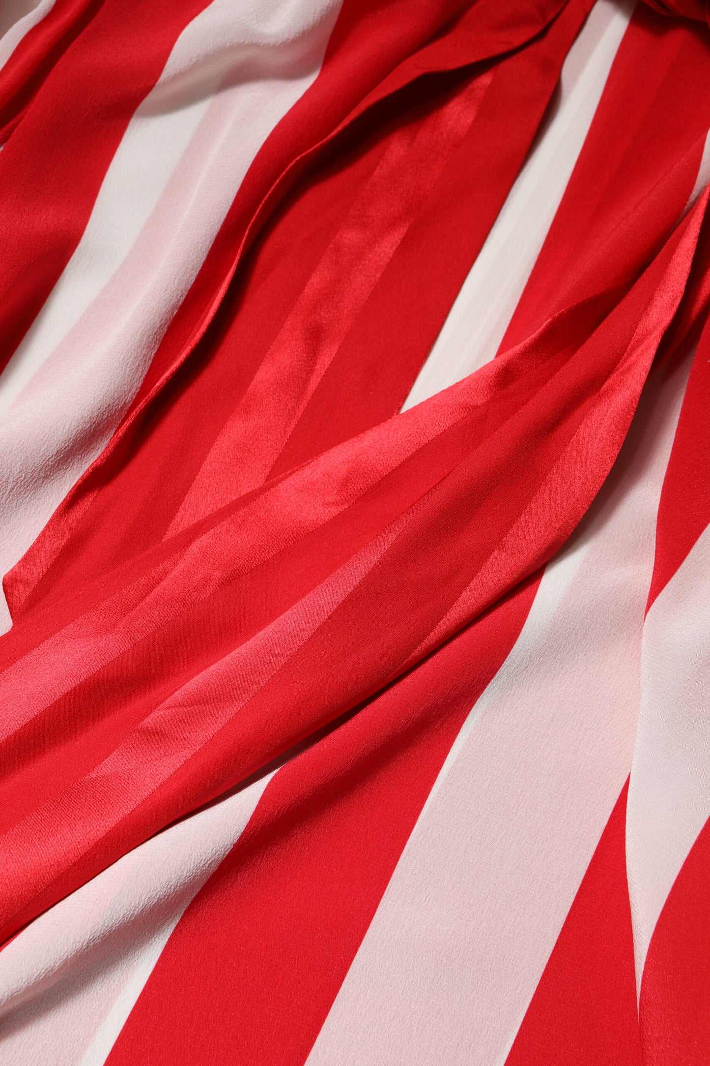 Dolce & Gabbana – Blusenoberteil mit Ascot-Kragen und roten und weißen Streifen