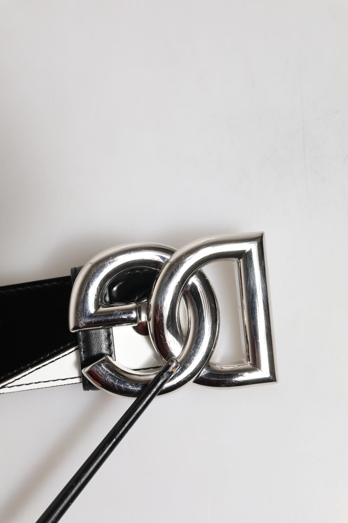 Dolce & Gabbana Schwarz-weißer Ledergürtel mit DG-Metallschnalle