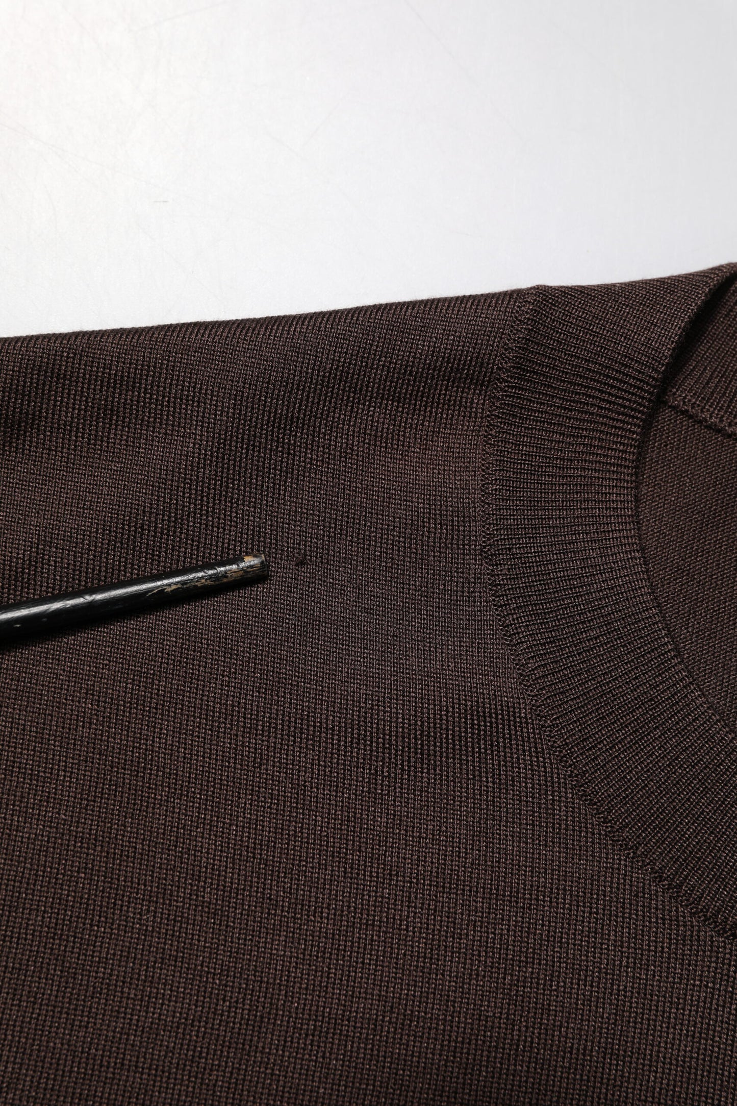 Dolce & Gabbana – T-Shirt mit Rundhalsausschnitt und Logostickerei aus Seide in Braun