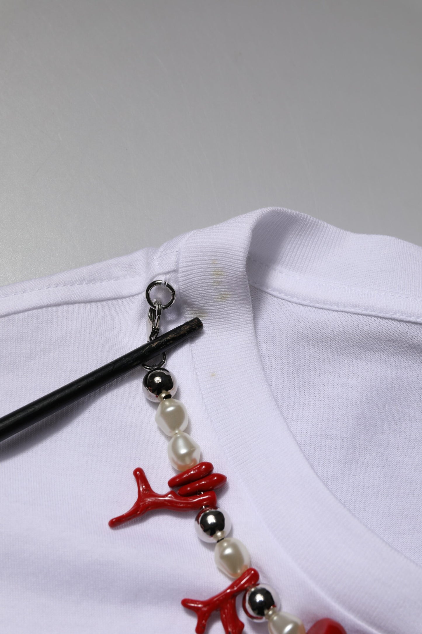 Dolce & Gabbana – Weißes, verziertes Baumwoll-T-Shirt mit Rundhalsausschnitt