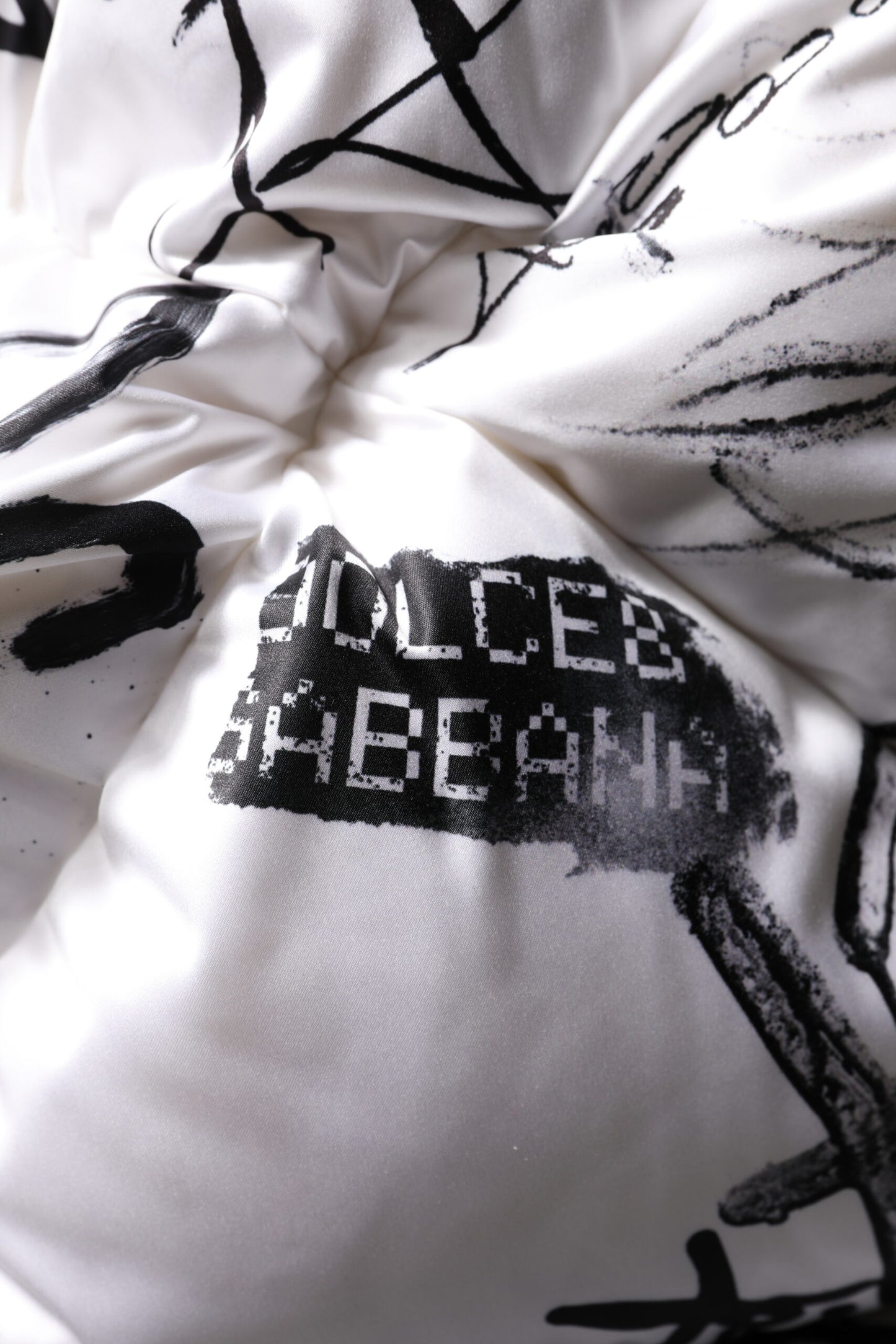 Dolce & Gabbana – Gesteppte Mütze aus weißem Polyester mit Kapuze und Aufdruck