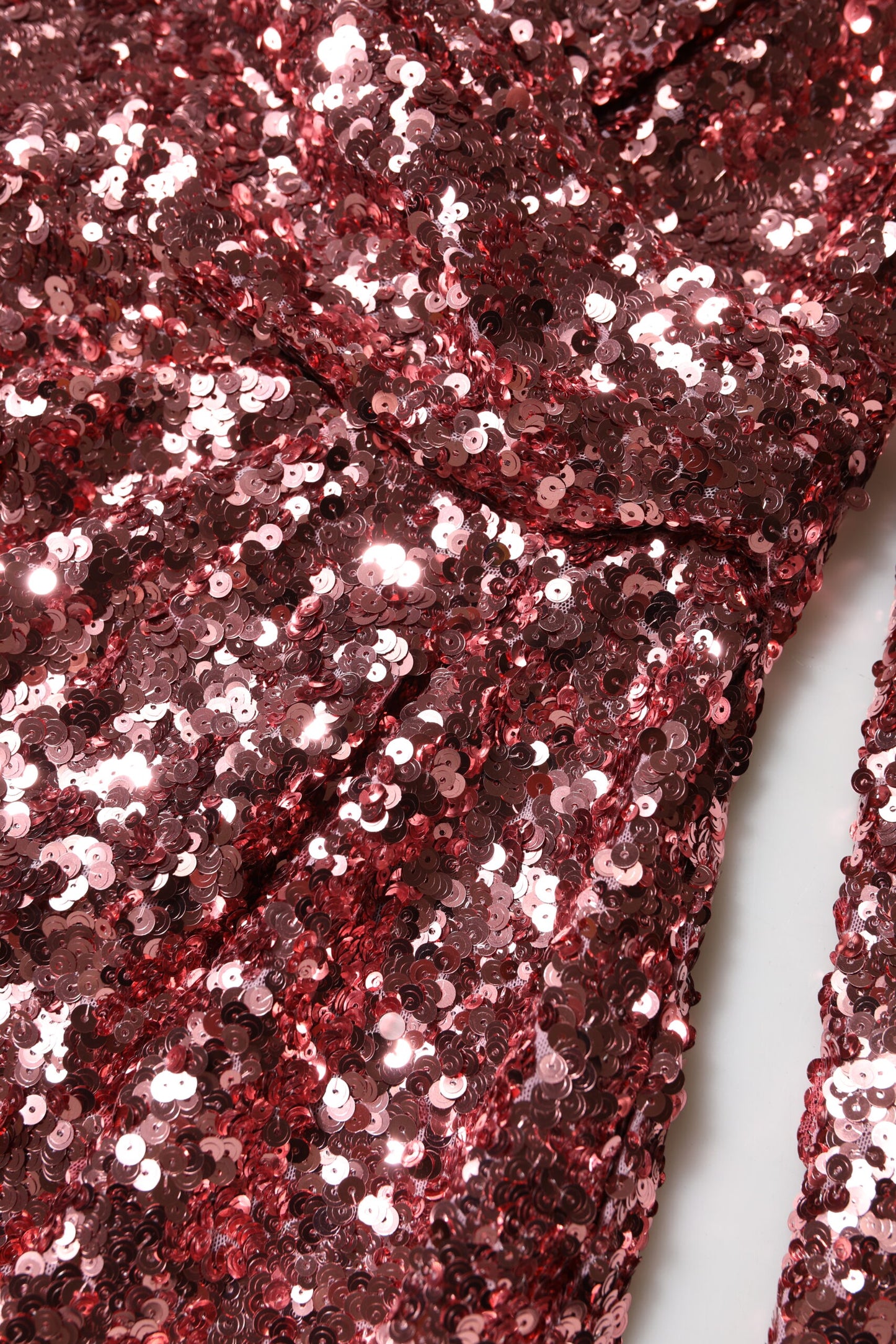 Dolce & Gabbana – Statement-Midikleid aus Nylon mit V-Ausschnitt und Pailletten in Rosa