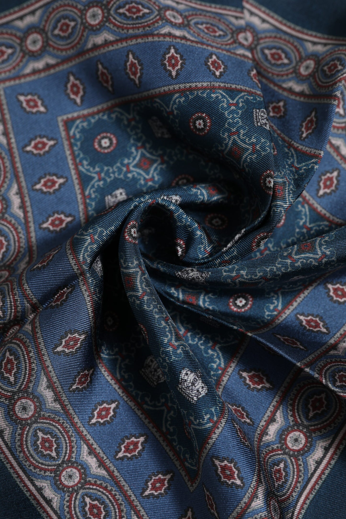 Dolce & Gabbana – Blau bedruckter quadratischer Foulard aus Seide für Herren