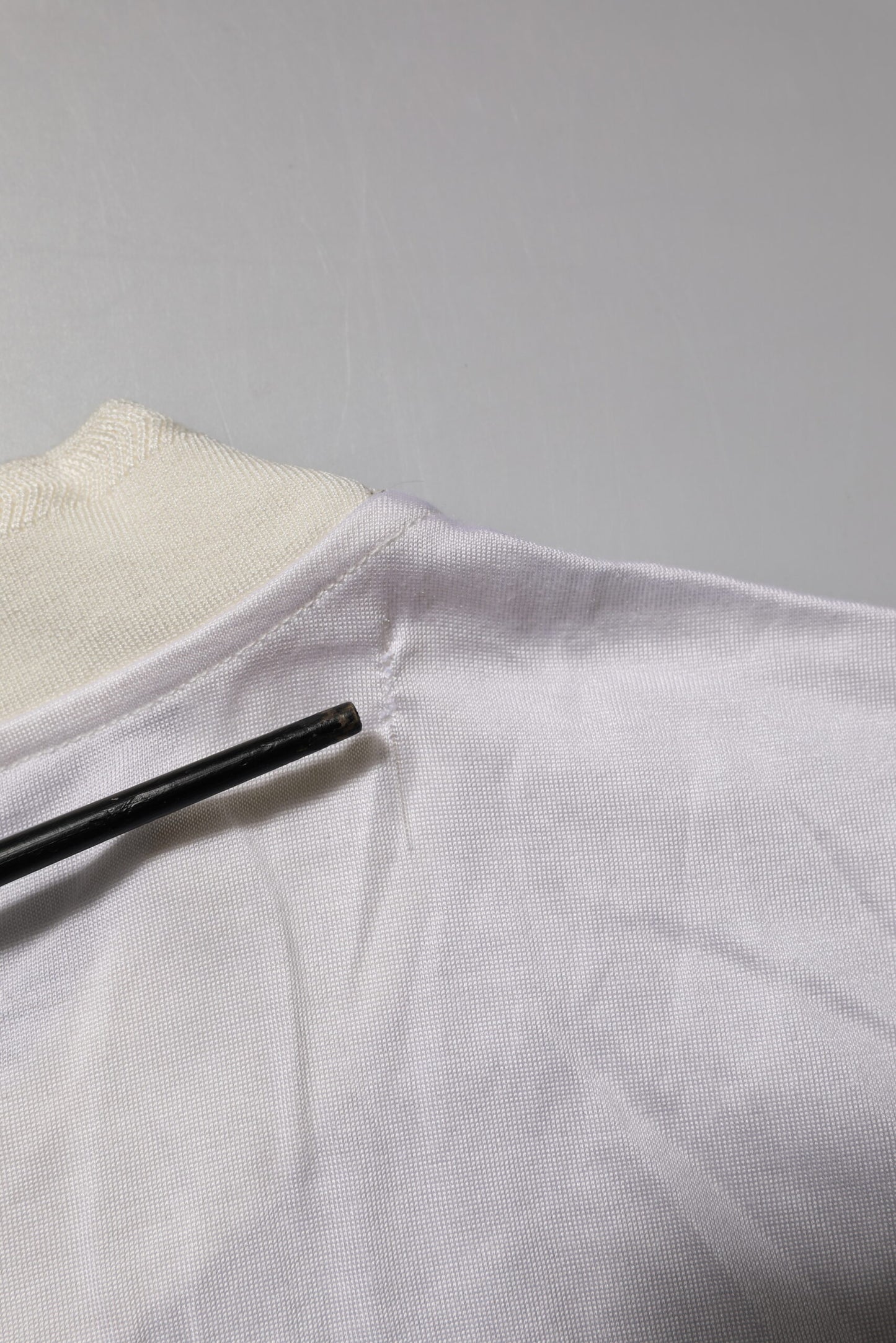 Dolce & Gabbana – Weißes Seiden-T-Shirt mit Rundhalsausschnitt und langen Ärmeln