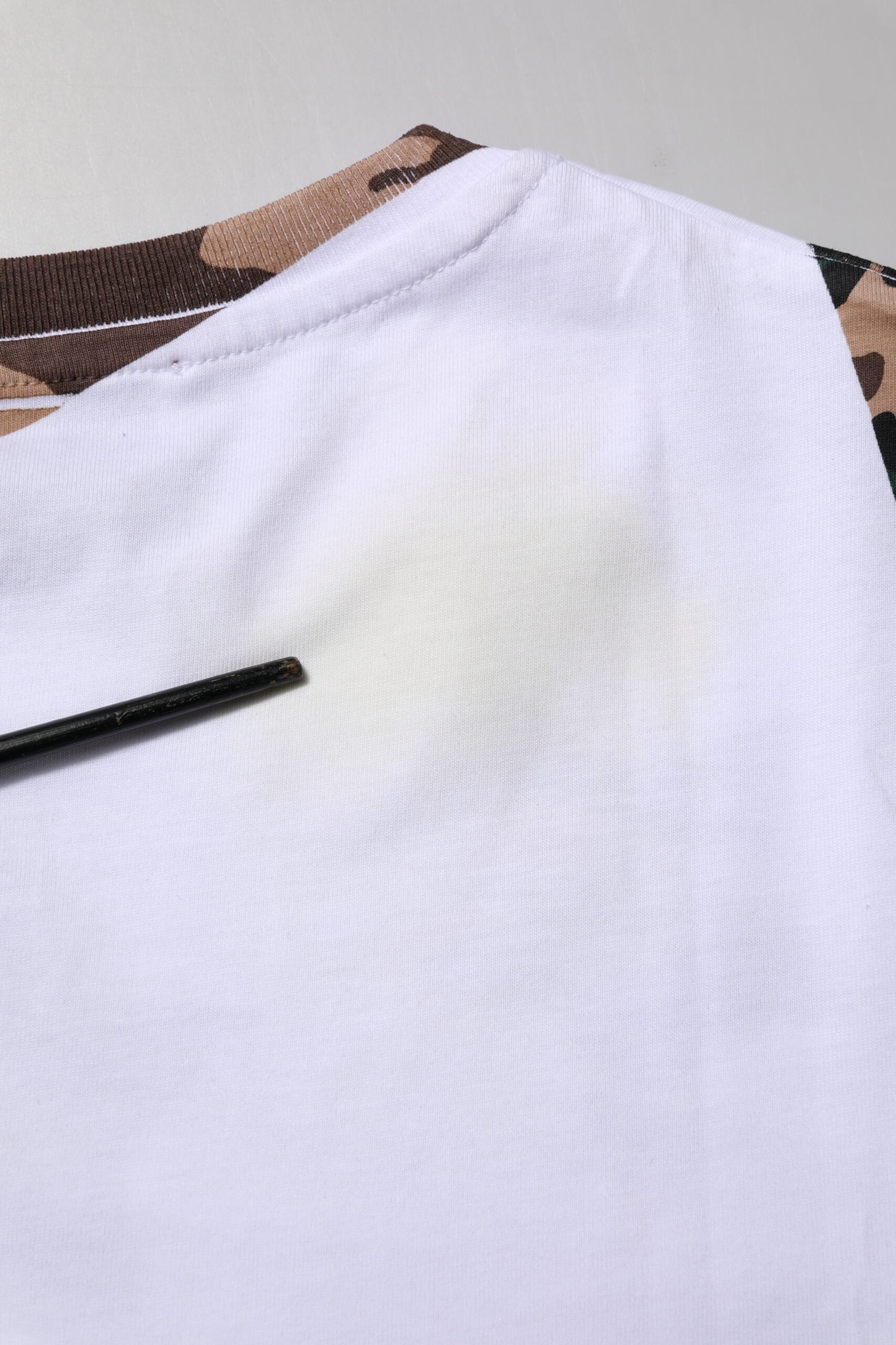 Dolce & Gabbana Weißes Camouflage-T-Shirt aus Baumwolle für Herren mit Rundhalsausschnitt