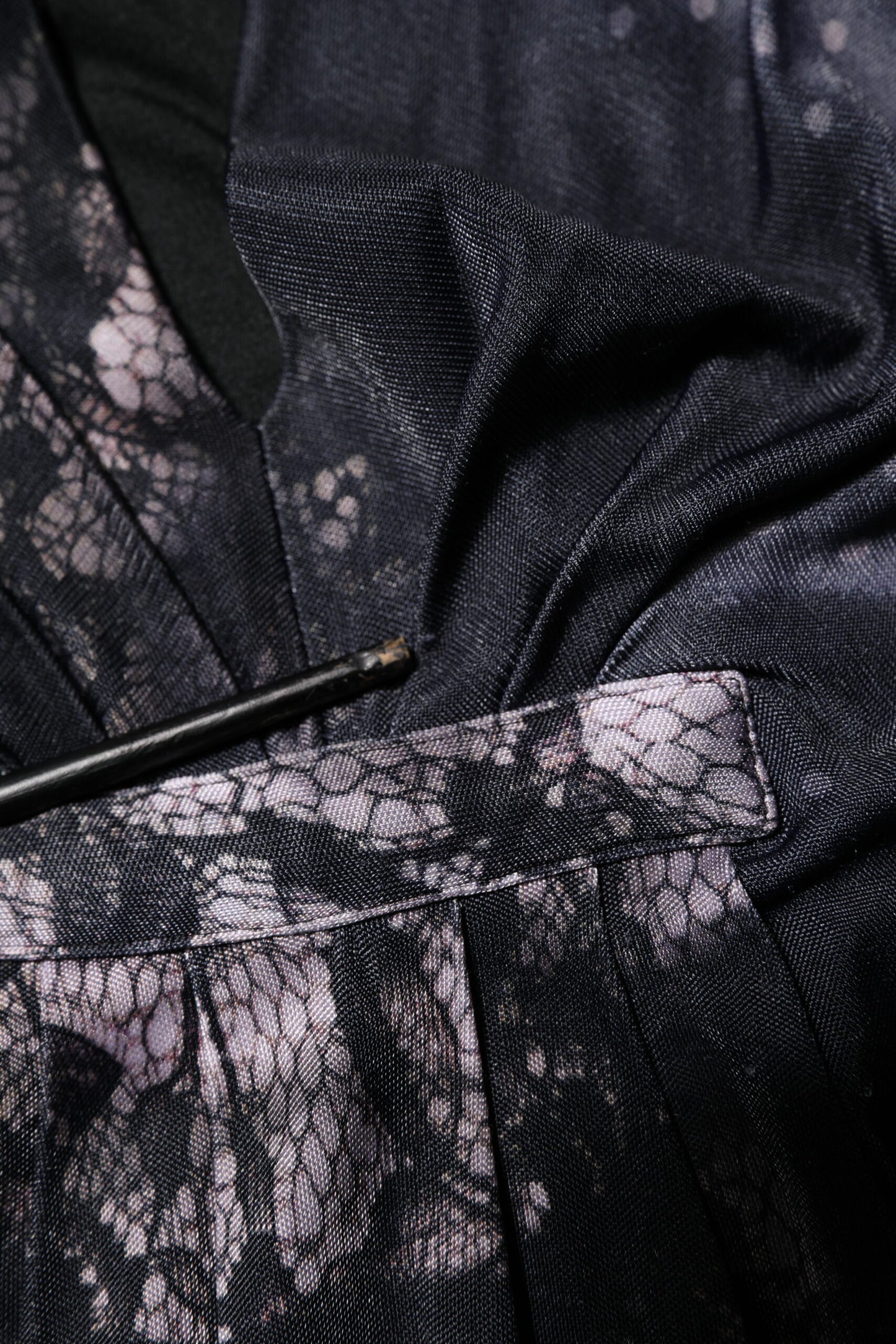 Roberto Cavalli – Schwarzes Etui-Midikleid aus Viskose mit Blumenmuster