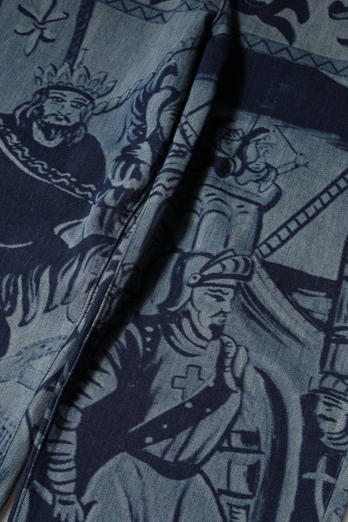 Dolce & Gabbana – Blaue, konisch zulaufende Jeans aus Denim mit Grafikdruck