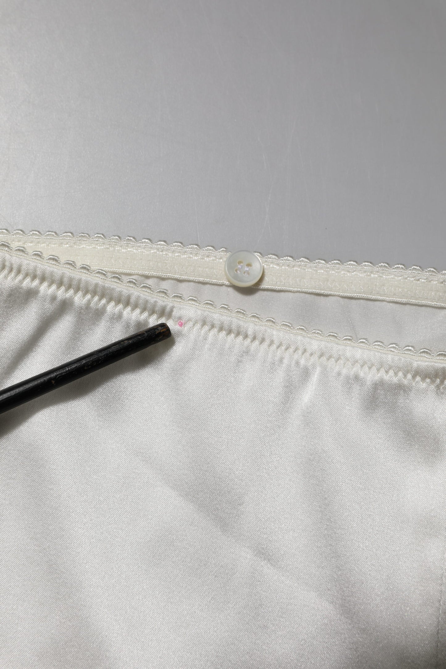 Dolce & Gabbana – Konische Hose aus elfenbeinfarbener Seide mit hoher Taille