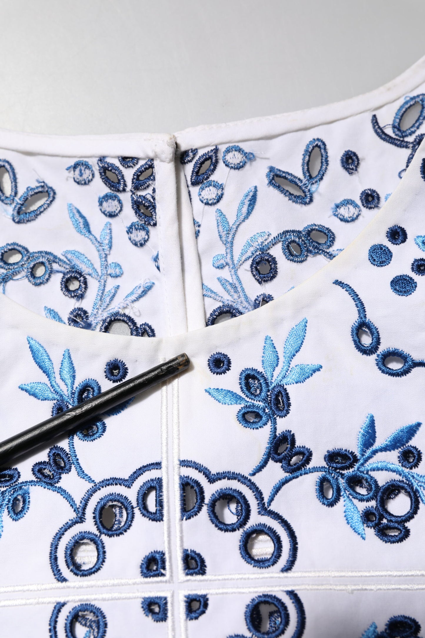 Dolce & Gabbana – Blusentop mit Rundhalsausschnitt und Ösen in Blau mit Spitze