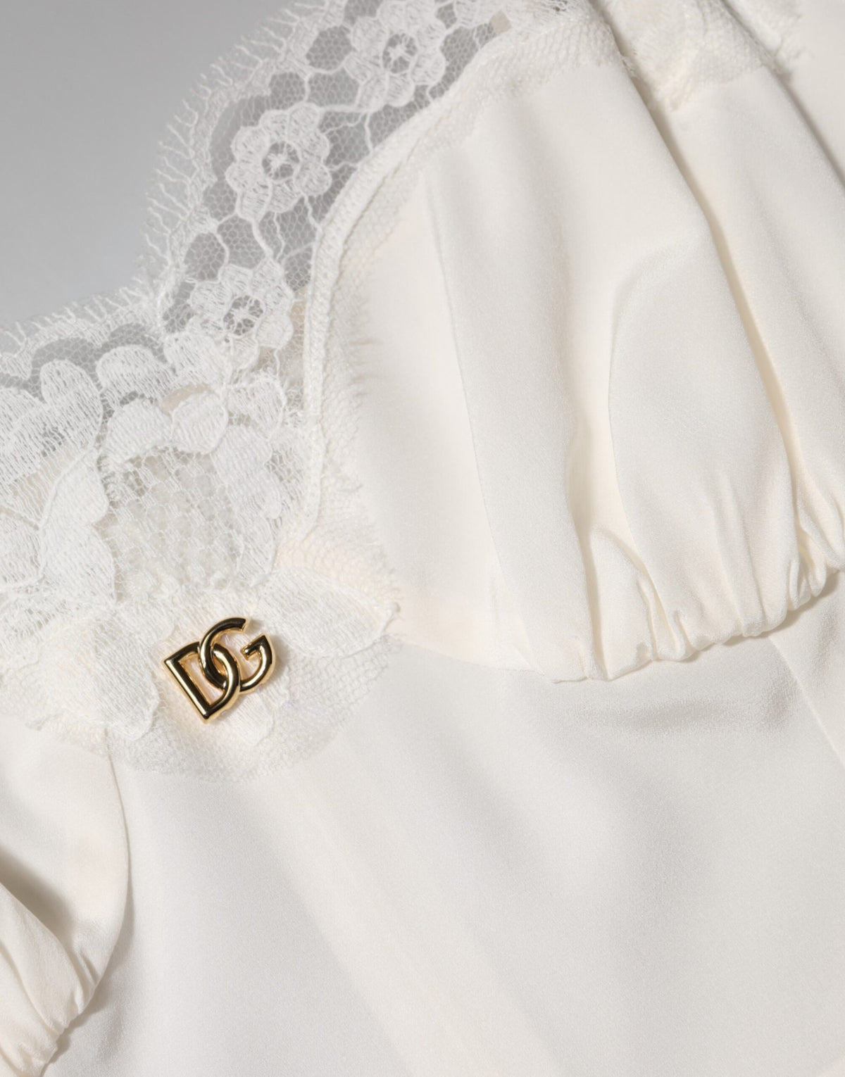 Dolce & Gabbana – Nachthemd aus Seide mit DG-Logo in Weiß