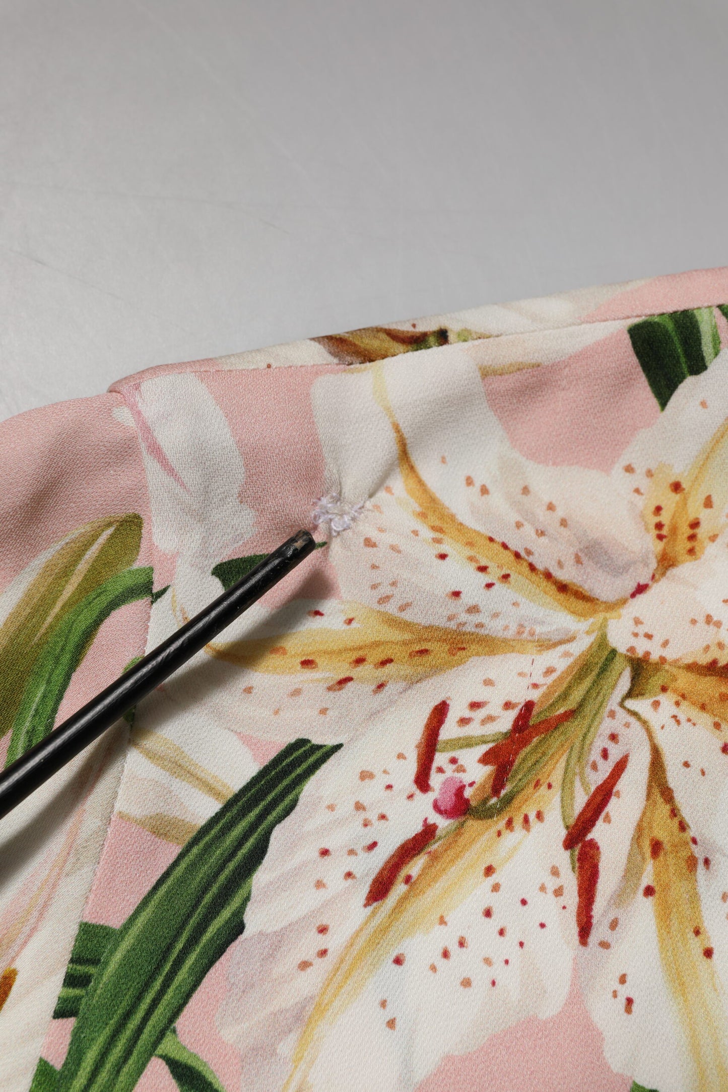 Dolce & Gabbana – Blusentop mit Rundhalsausschnitt und Lilien-Print in Pink