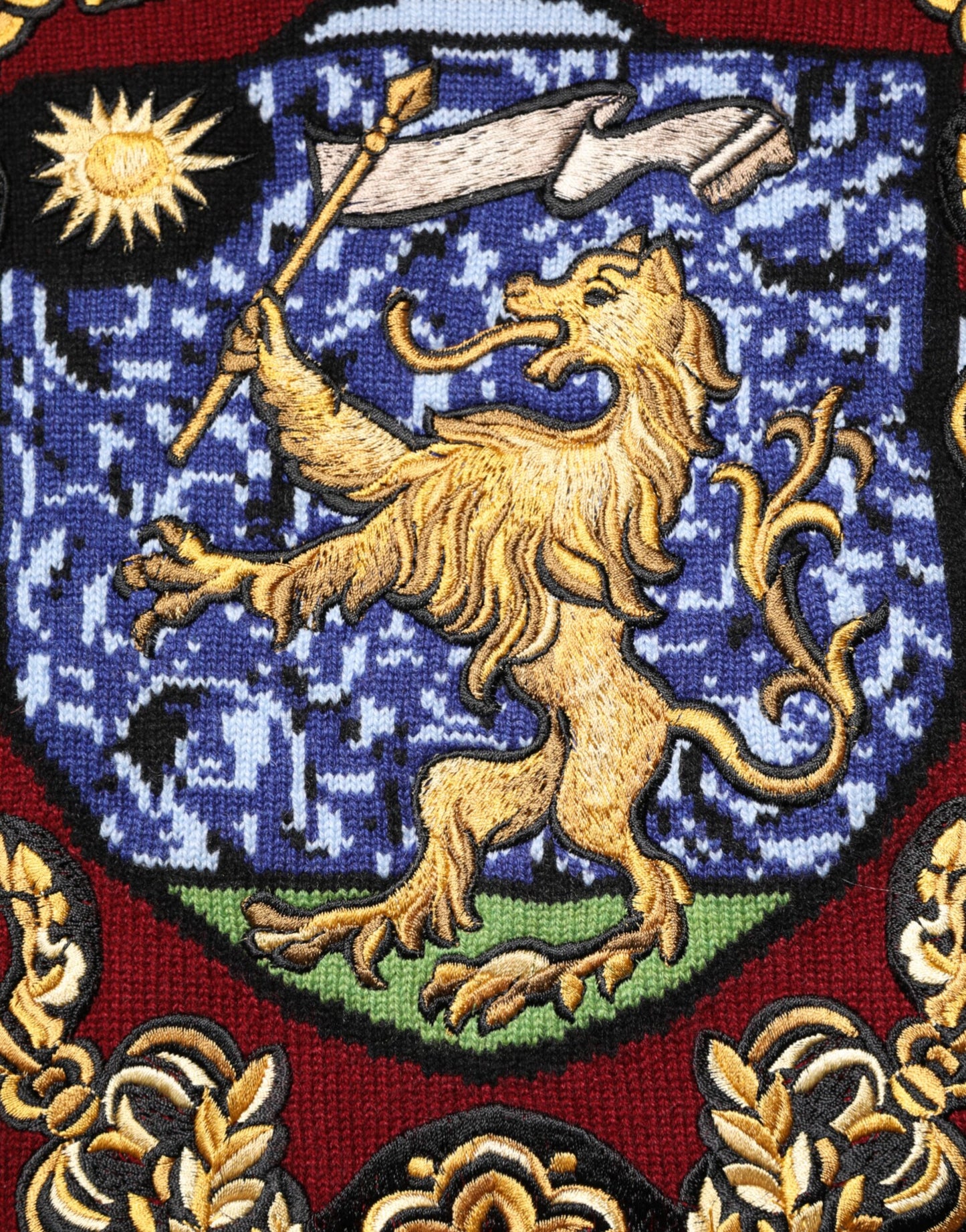 Dolce & Gabbana Burgunderroter Kaschmirpullover mit Löwenwappen