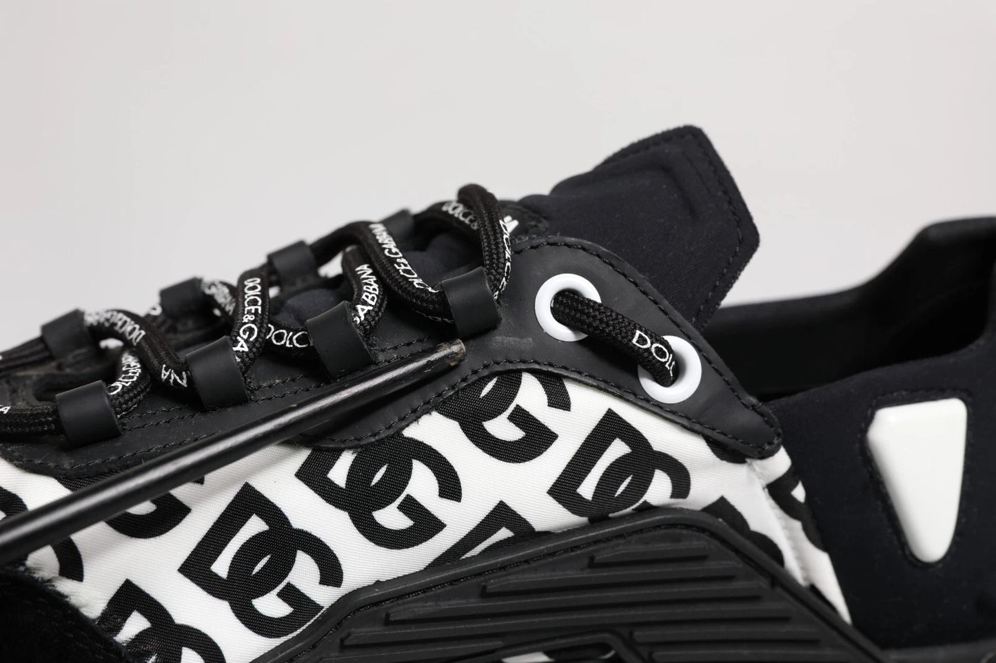 Dolce & Gabbana – Schwarze Low-Top-Sneakers „NS1“ mit Logo und Schnürung