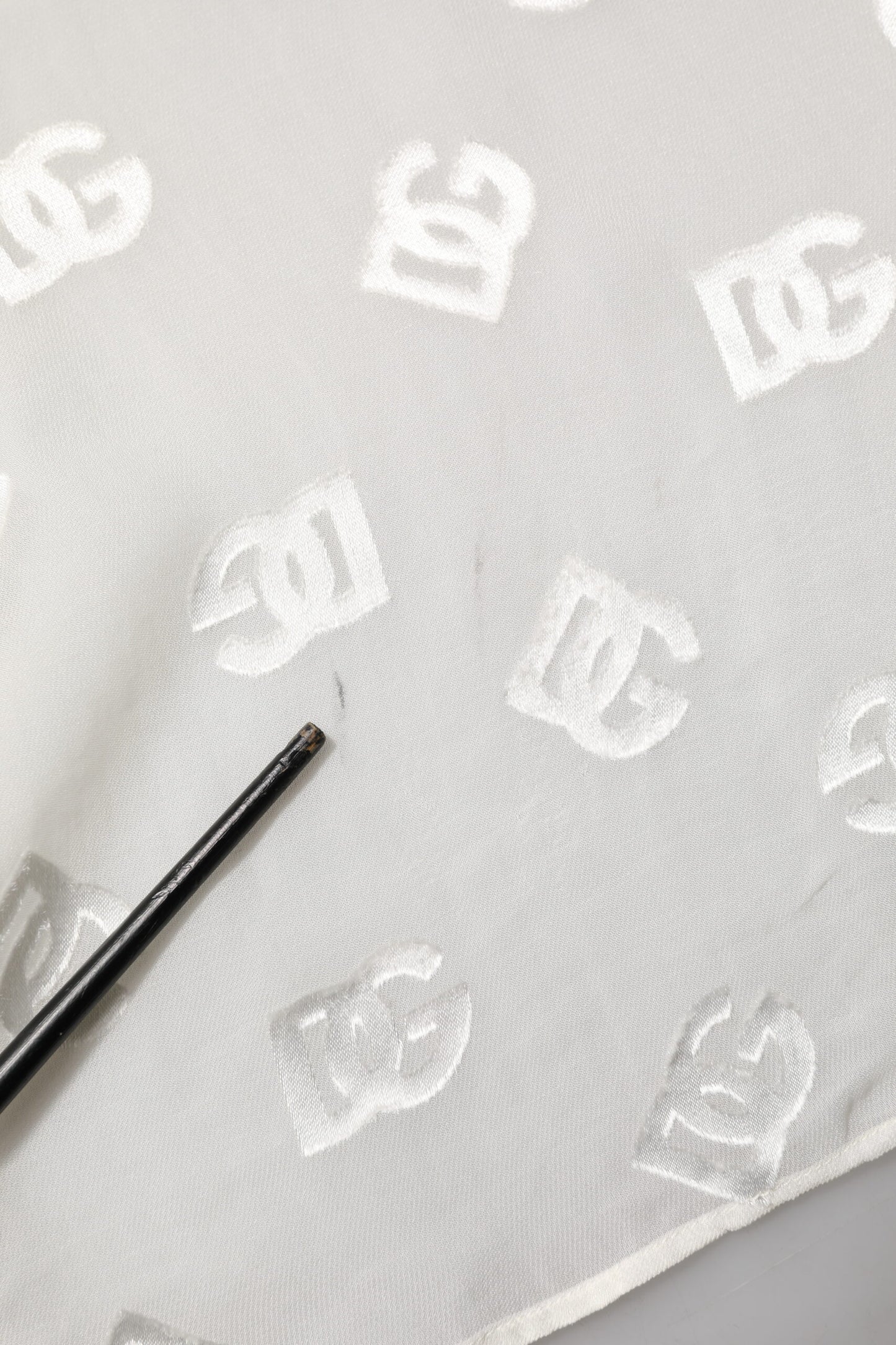 Dolce & Gabbana – Oberteil mit Ascot-Kragen und Logo-Monogramm in gebrochenem Weiß