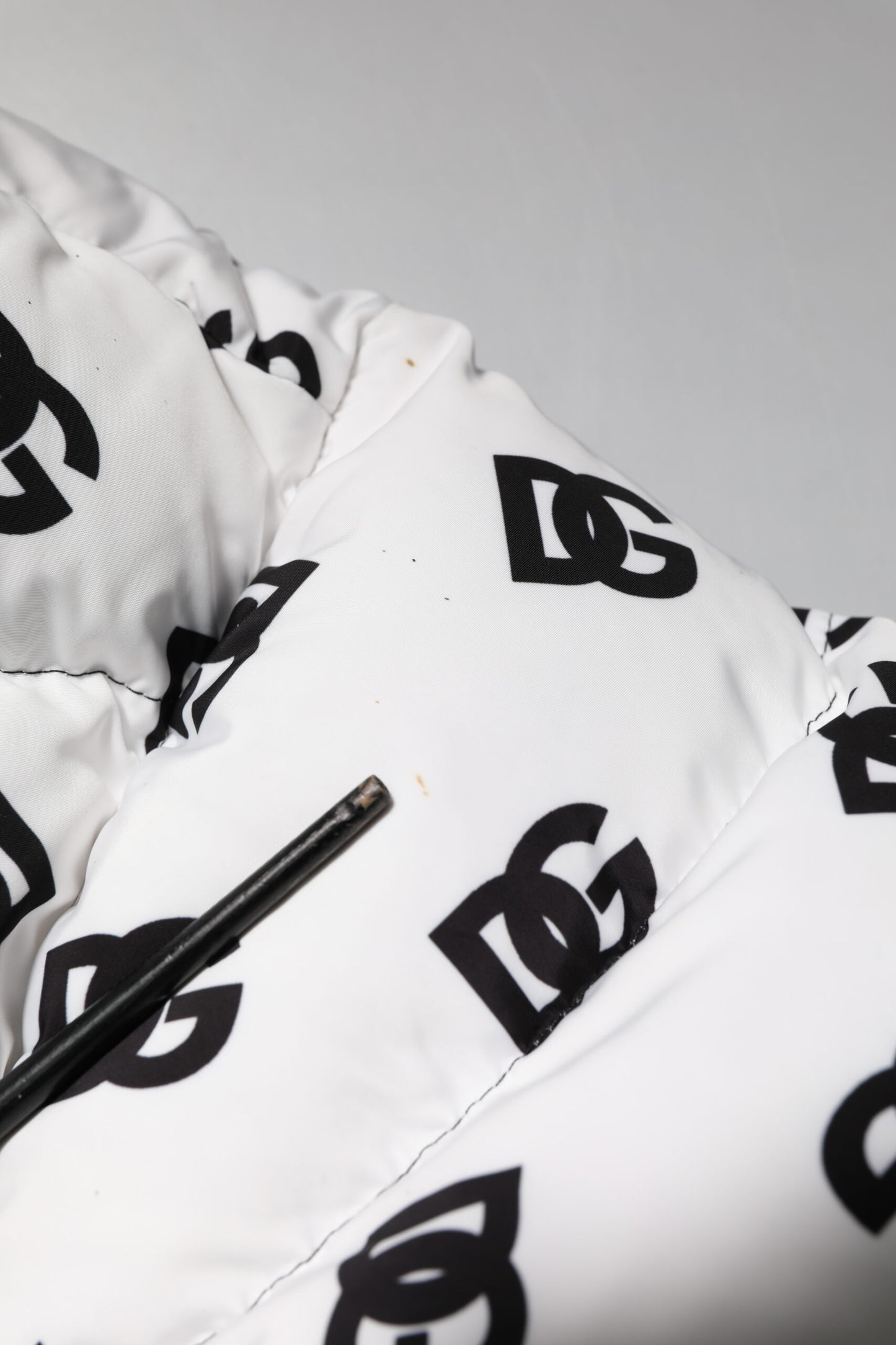 Dolce & Gabbana – Weiße Steppjacke mit durchgehendem Reißverschluss und DG-Monogramm