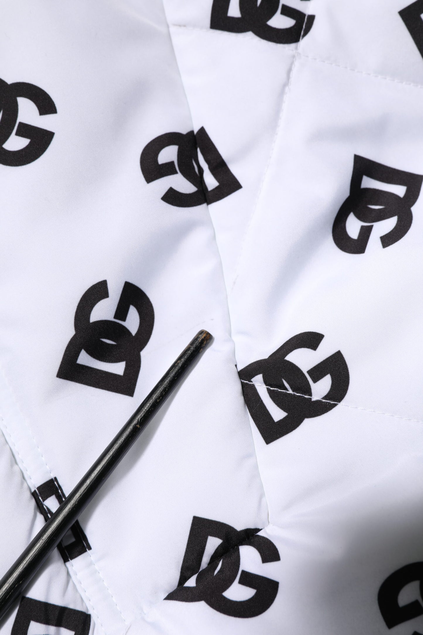 Dolce & Gabbana – Weiße Steppjacke mit DG-Monogramm und Kapuze