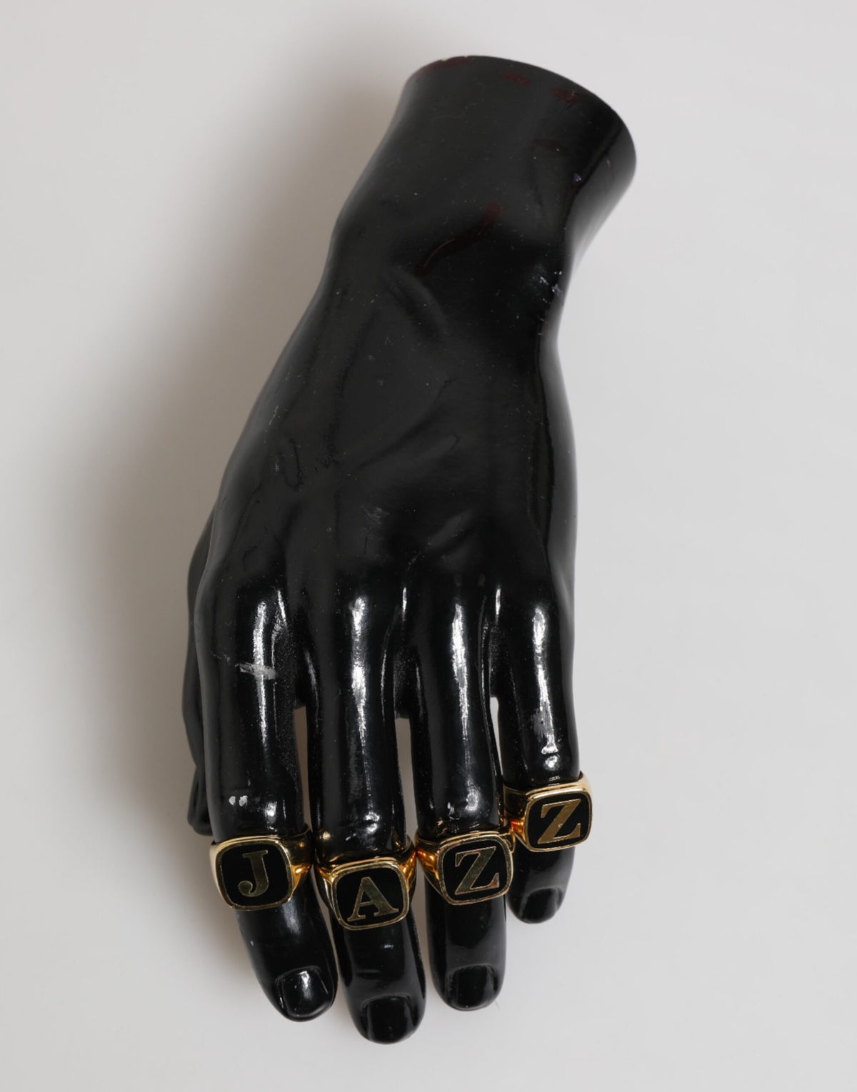 Dolce & Gabbana – Goldfarbenes Messing-Buchstabenset „JAZZ“, 4-teilig, verstellbarer Ring