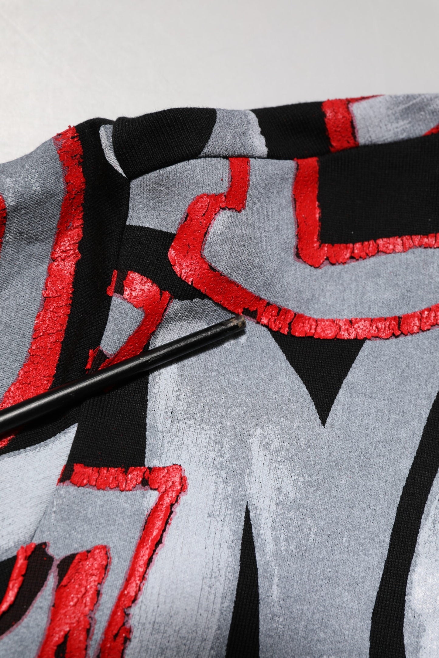 Dolce & Gabbana – Mehrfarbiger Pullover mit Rundhalsausschnitt und Logo-Monogramm