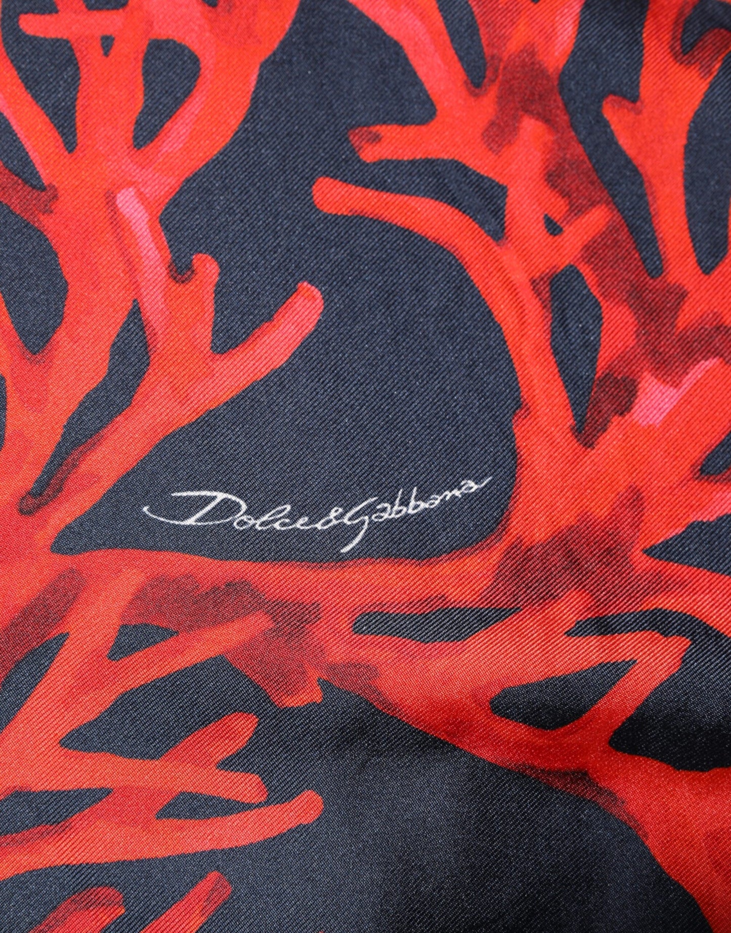 Dolce & Gabbana Seidenpullover mit marineblauem und rotem Korallendruck