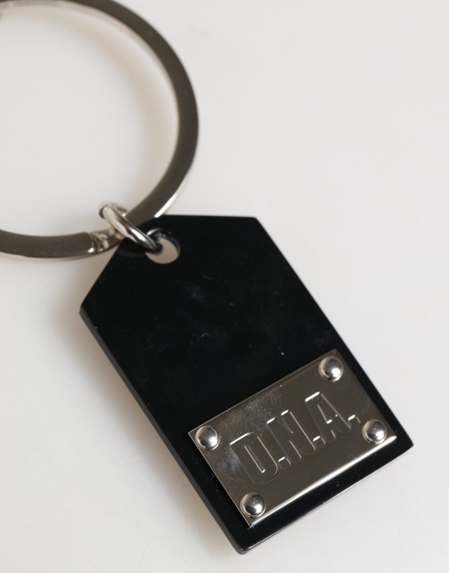 Dolce & Gabbana Schwarzes Sintglas-Plakette DG-Logo Metallplatte Schlüsselanhänger Schlüsselanhänger