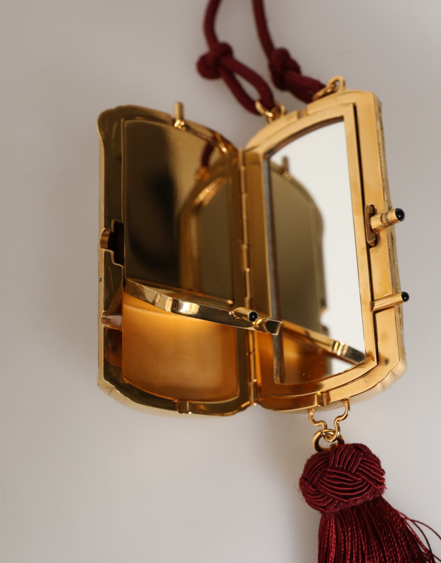 Dolce & Gabbana Tasche mit Anhänger aus weißem Perlenharz und goldenem Metall mit roter Quaste