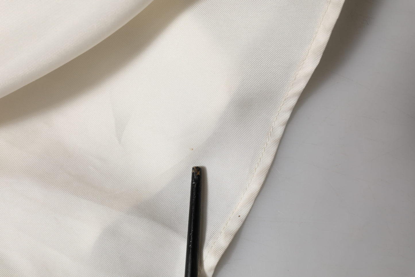 L'Autre entschied sich für ein ärmelloses Maxikleid aus Cupro-Viskose in Elfenbeinweiß