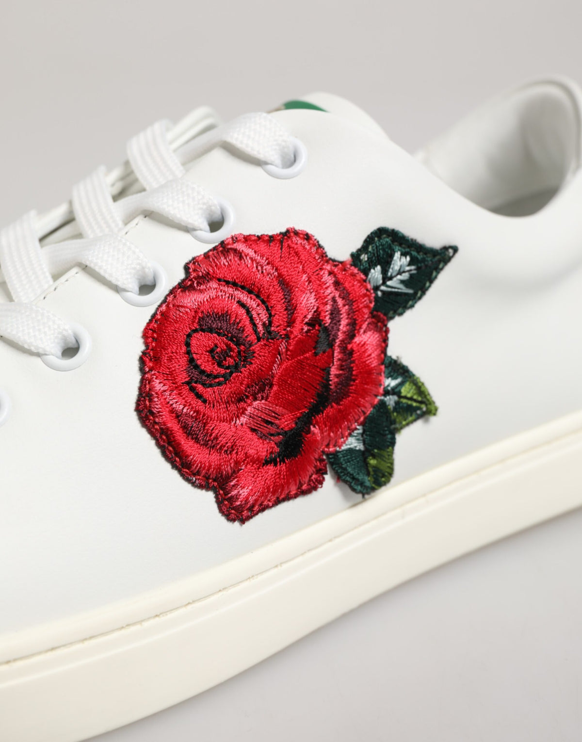 Dolce & Gabbana – Niedrige Schuhe aus weißem Leder mit Rosenstickerei