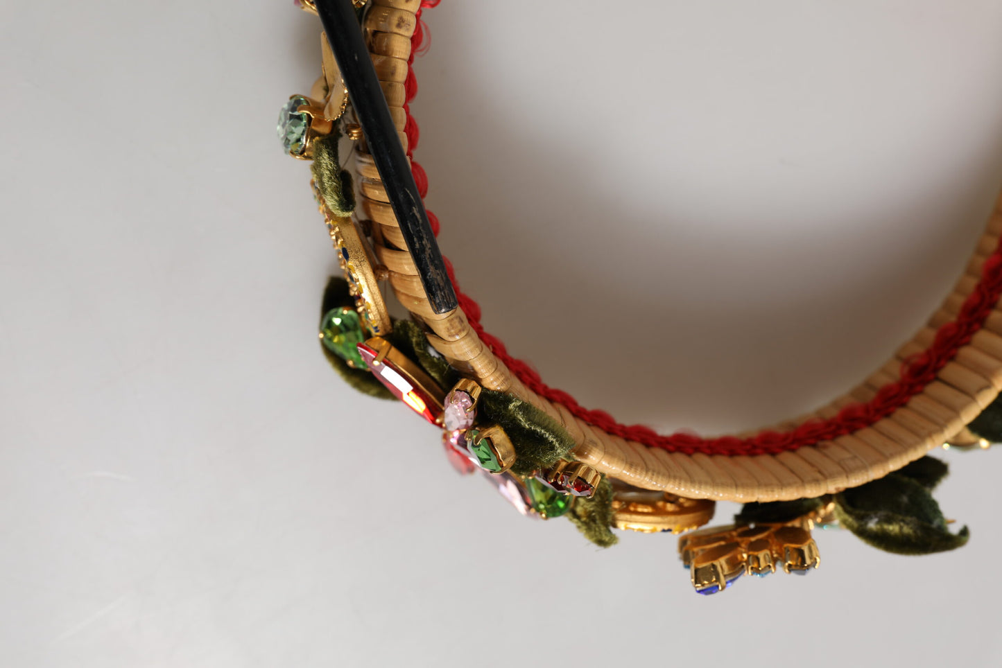 Dolce & Gabbana, mehrfarbiges Haarband mit Kristall-Blumenmotiv in Gold und Grün aus Samt mit Krone