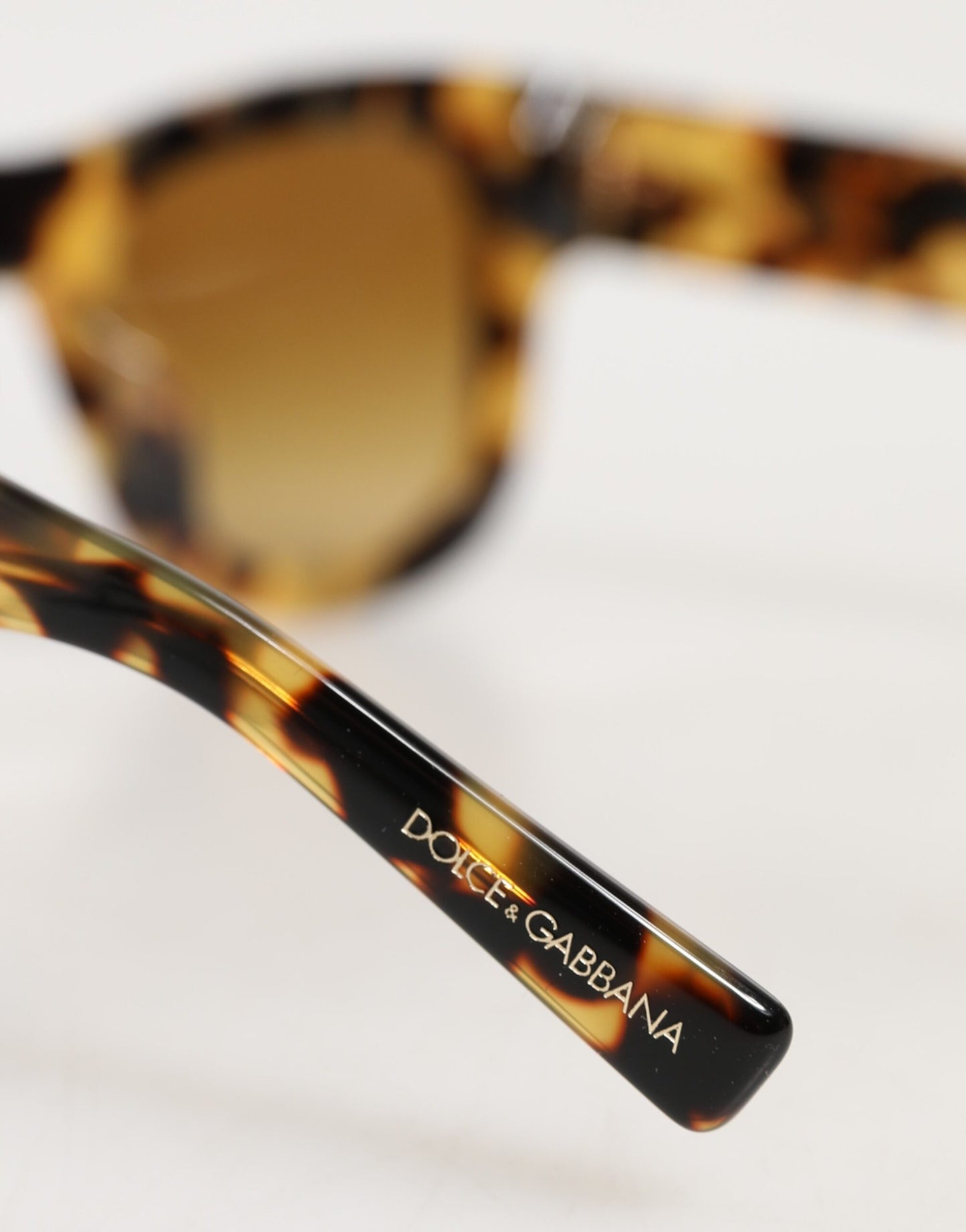 Dolce & Gabbana DG4379F Sonnenbrille aus Acetat mit Farbverlauf in Schildpattoptik in Weiß