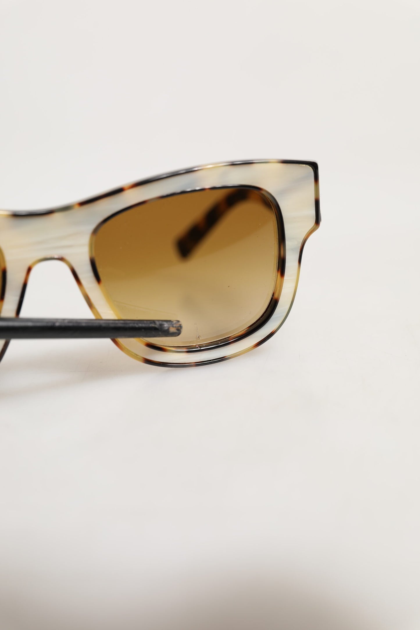 Dolce & Gabbana DG4379F Sonnenbrille aus Acetat mit Farbverlauf in Schildpattoptik in Weiß