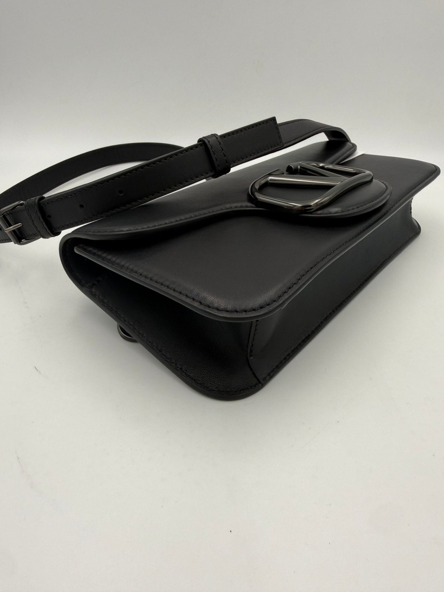 Valentino Garavani VALENTINO GARAVANI VLOGO Black Handbag