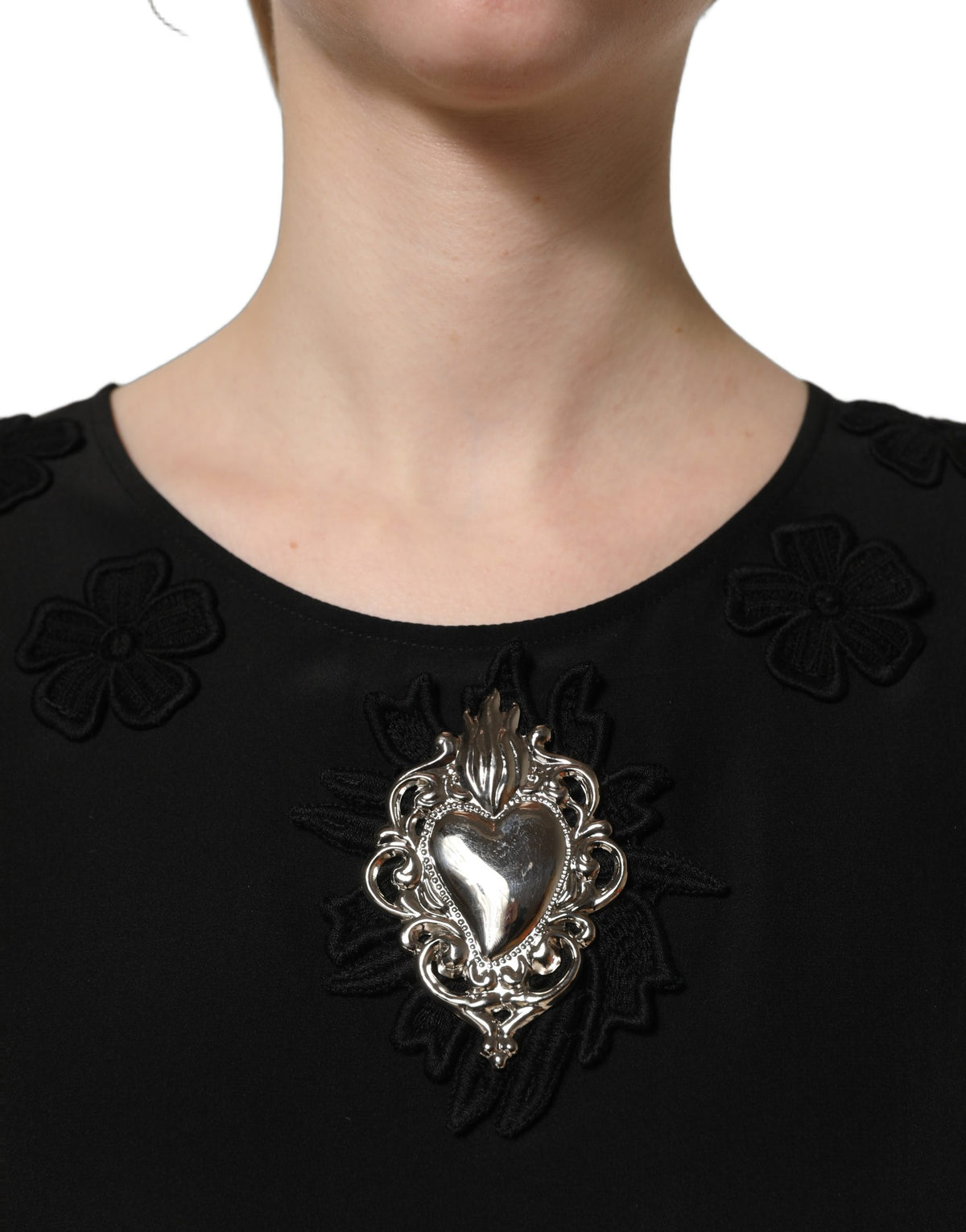 Dolce & Gabbana Schwarze Seidenbluse mit Blumenmuster und Herzapplikation