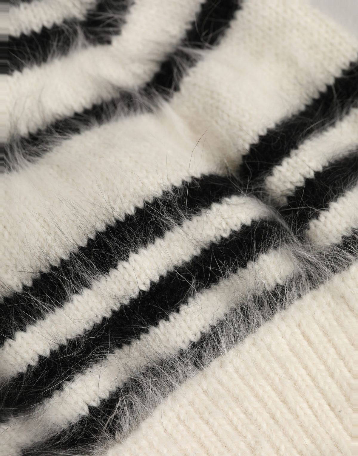 Dolce & Gabbana Schwarz-weiß gestreifte Angora Strickmütze Einheitsgröße