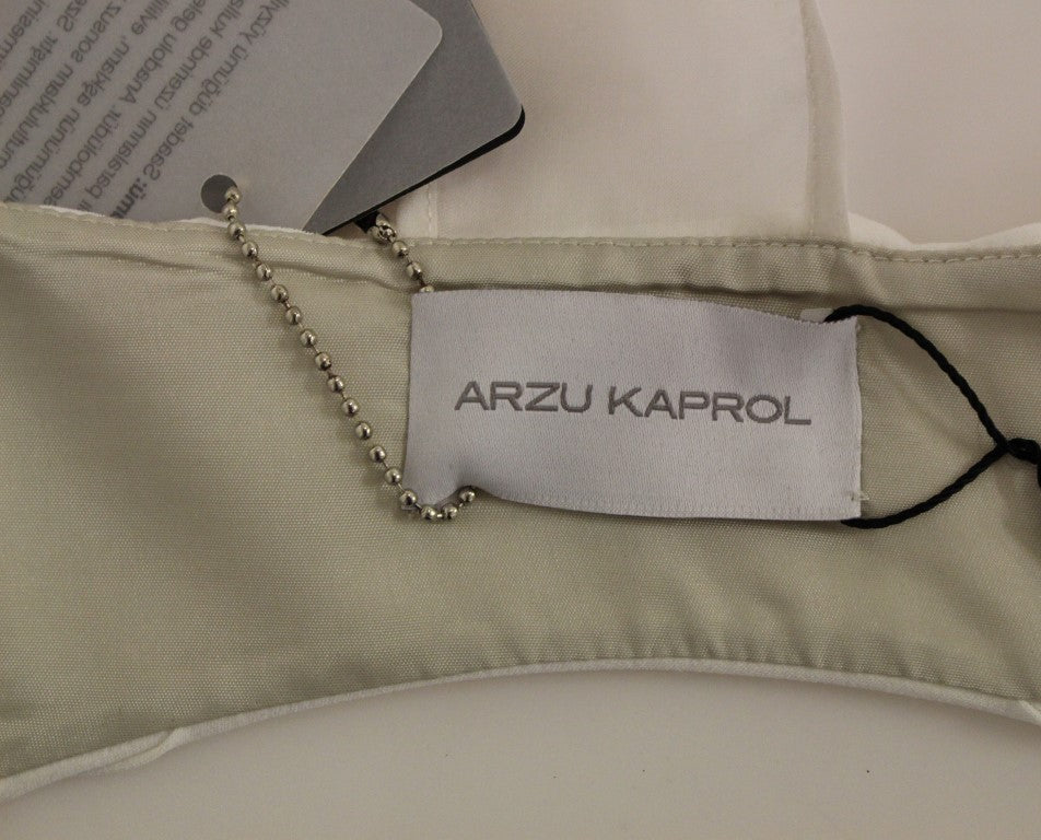 Arzu Kaprol – Weste mit offenem Rücken und weißen Wimpern