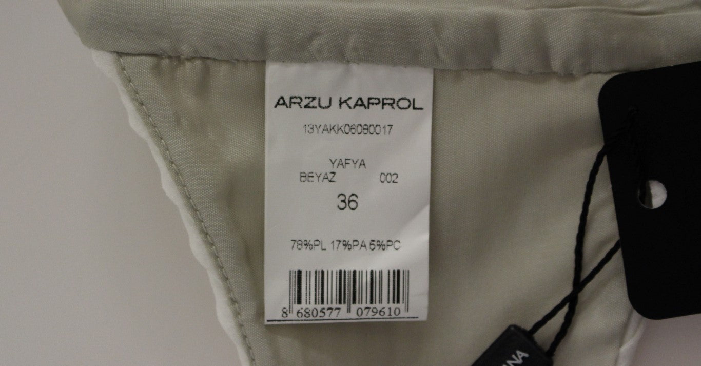 Arzu Kaprol – Weste mit offenem Rücken und weißen Wimpern