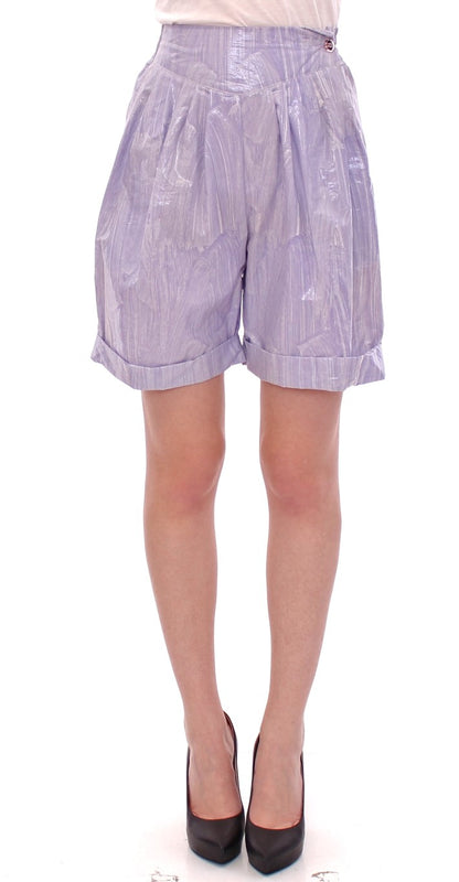 Licia Florio – Lila Wickelshorts über dem Knie