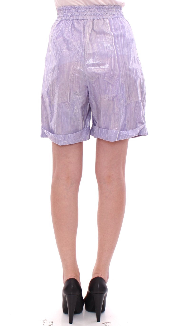 Licia Florio – Lila Wickelshorts über dem Knie