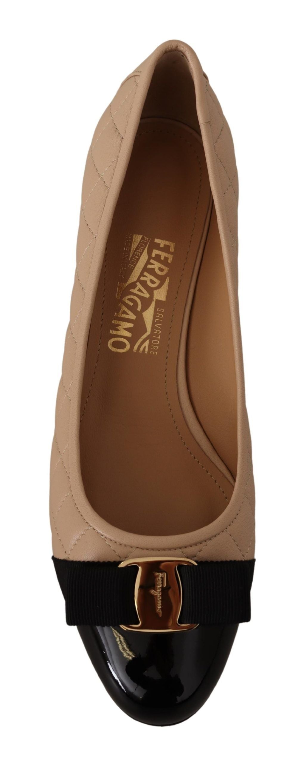 Salvatore Ferragamo Elegante Pumps aus gestepptem Leder in Beige und Schwarz