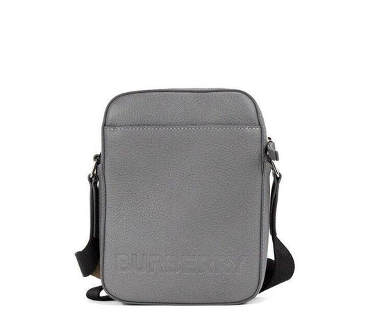 Burberry Thornton – Kleine Umhängetasche aus genarbtem Leder mit geprägtem Logo in Grau