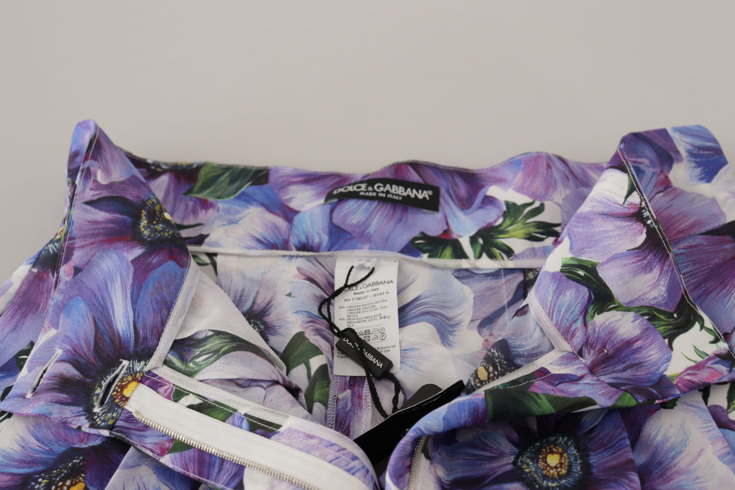 شورت قصير من دولتشي آند غابانا بنقشة شقائق النعمان الأرجوانية، بخصر مرتفع