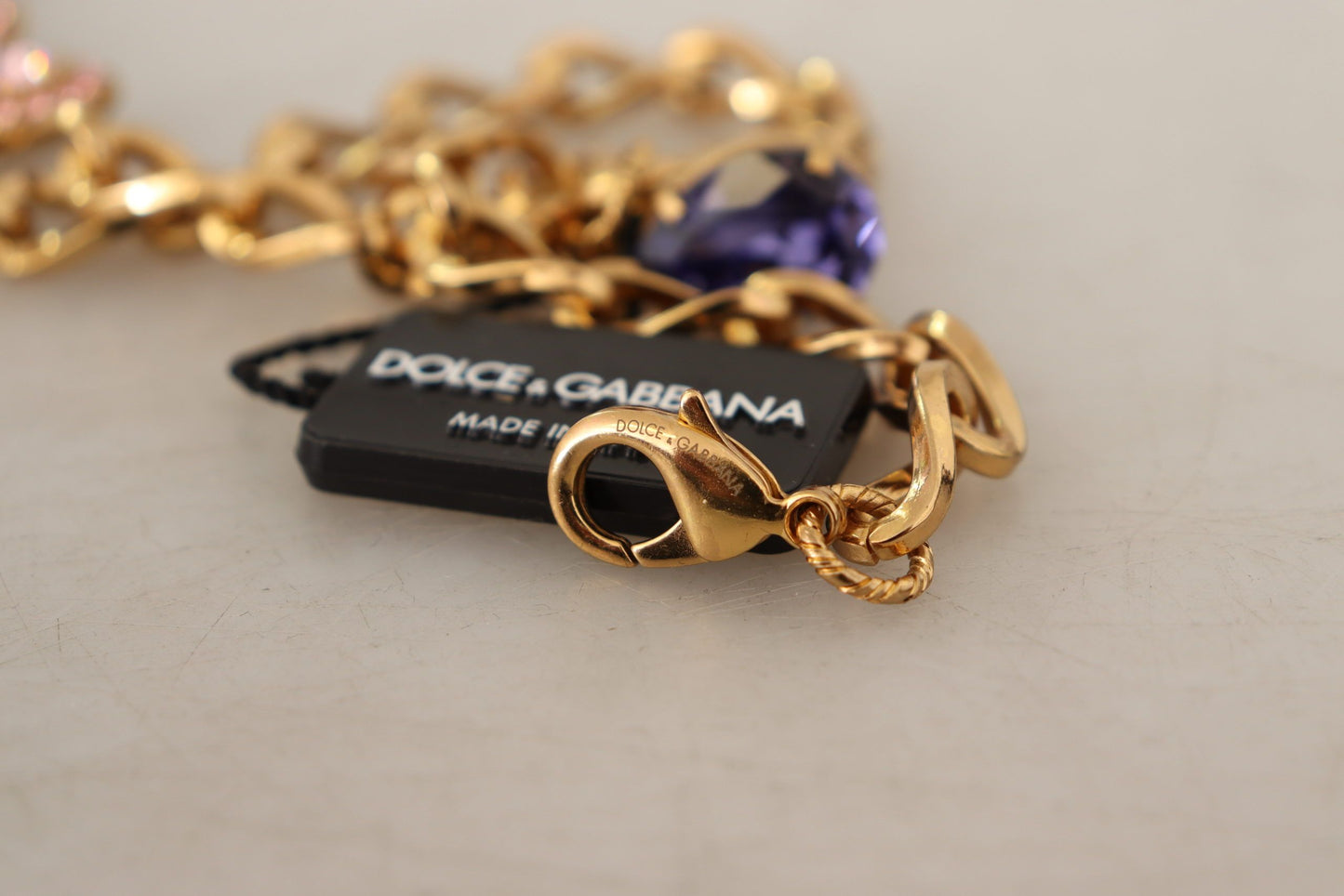 Dolce &amp; Gabbana Halskette mit Anhängern aus goldenem Messing mit Kristallen, lila und rosa Perlen