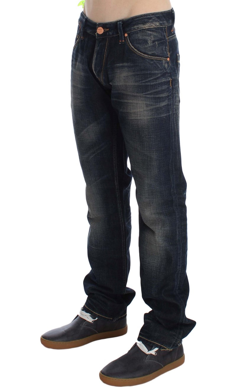 Acht Straight Fit Jeans mit niedriger Taille in blauer Waschung