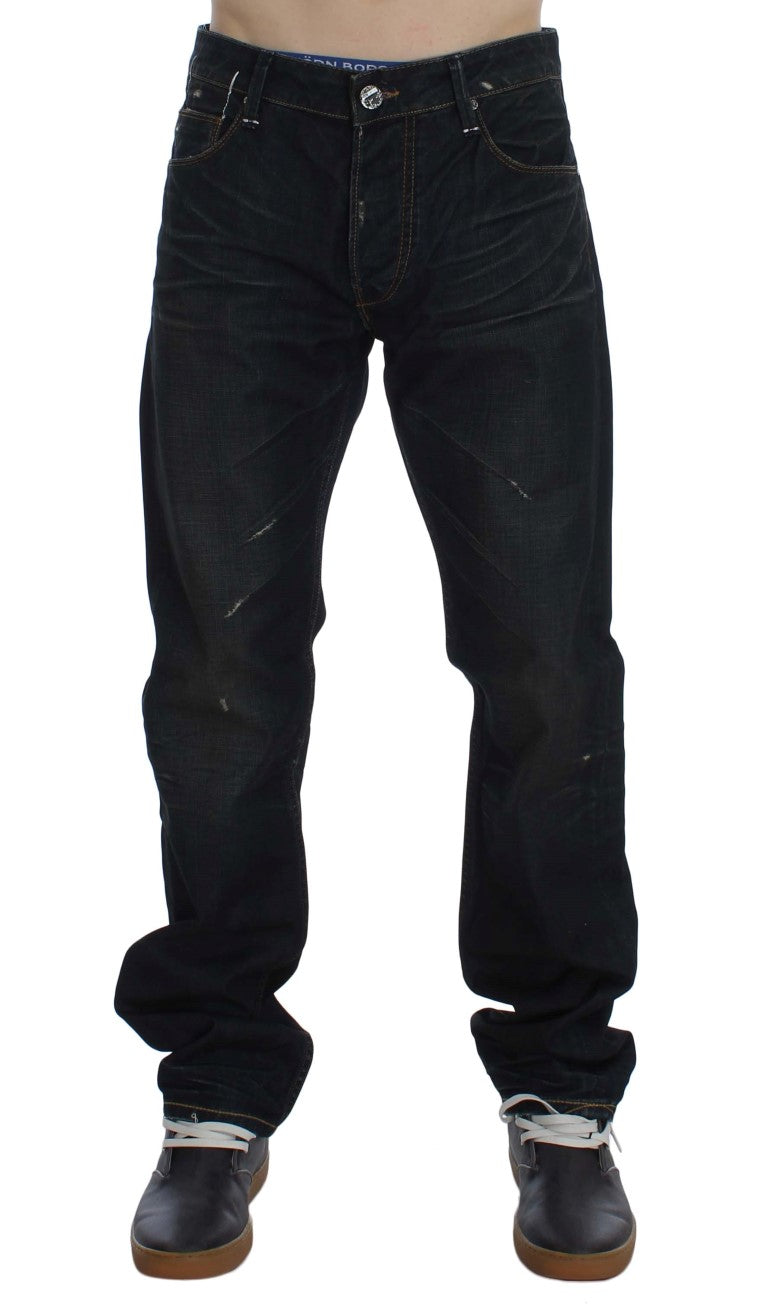 Acht Straight Fit Jeans aus Baumwolldenim in blauer Waschung
