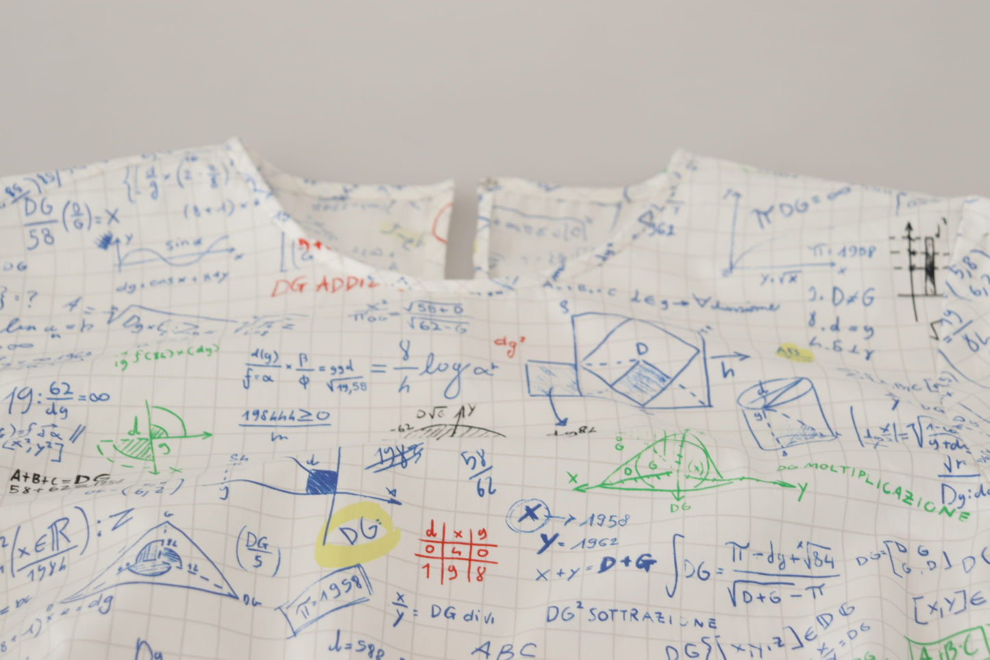 بلوزة دولتشي آند غابانا بيضاء من القطن بطبعة الجبر وأكمام قصيرة